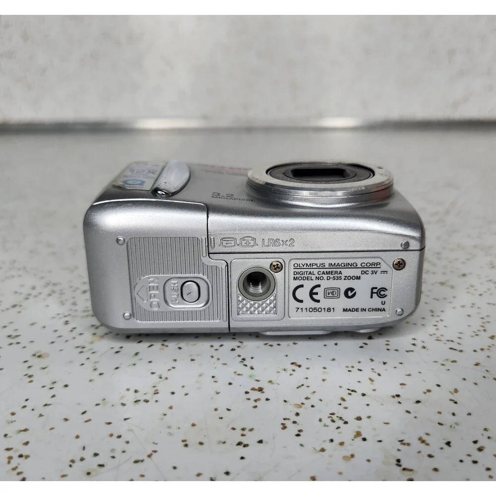 Olympus CAMEDIA D-535 Zoom 3.2MP Digital Camera Silver 3X Zoom For Parts